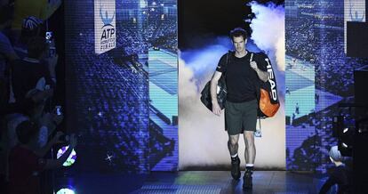 Murray accede a la pista del O2 Arena de Londres.