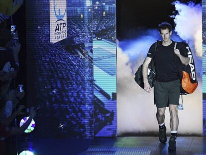 Murray accede a la pista del O2 Arena de Londres.