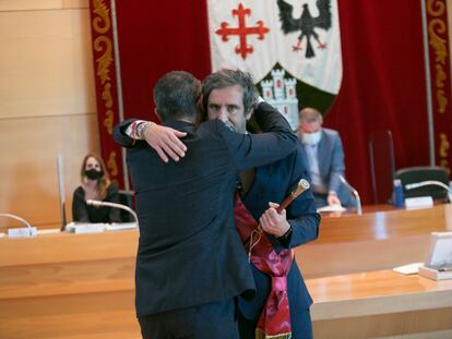 Aitor Retolaza se abraza a su predecesor como alcalde de Alcobendas, y socio de gobierno, Rafael Sánchez Acera.