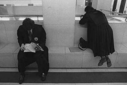 Abogados en un descanso en los juzgados de Madrid, en una imagen de archivo.