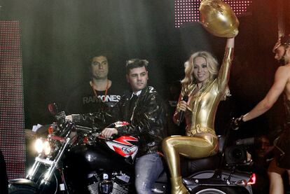 La cantante Marta Sánchez hizo su entrada al escenario ceñida en un mono dorado y subida en una moto, conducida por el piloto Fonsi Nieto.