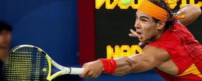 Nadal devuelve la pelota de revés durante su enfrentamiento con Djokovic.