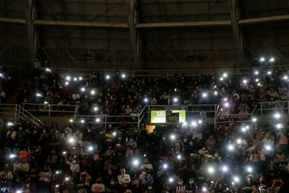 seguidores de Vicente Fernández iluminan con luces la tribuna durante el funeral del cantante