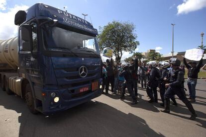  Policías escoltan la salida de camiones con combustible de la distribuidora de Petrobras.