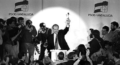 Manuel Chaves celebra su victoria en las elecciones autonómicas andaluzas del 3 de marzo de 1996, dando un vuelco a las encuestas. El presidente de la Junta de Andalucía había optado por disolver anticipadamente el Parlamento formado en las elecciones de 1994 debido a su situación de debilidad frente a la, en muchas ocasiones, posición común de PP e IU (lo que se conoció como "la pinza"). Los 52 escaños socialistas pusieron por tercera vez a Chaves al frente de la Junta de Andalucía, esta vez con los apoyos del Partido Andalucista.