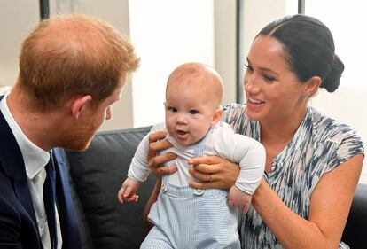 Príncipe Harry e Meghan Markle brincam com o filho Archie, em viagem à África do Sul