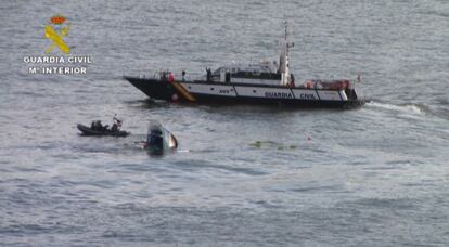 Imagen del pesquero 'Astehelena' hundiéndose y del patrullero de la Guardia Civil que ha rescatado a los dos tripulantes de la embarcación.
