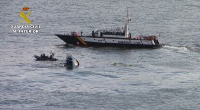 La Guardia Civil rescata un pesquero en Bilbao en 2014.