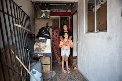 Lisette Muñoz, de 35 años, posa en la puerta de su casa del barrio de Los Industriales con su hija pequeña, de siete años, que no está protegida por la Ley de Polimetales. Hace dos años, la Fundación Mamitas del Plomo logró que las autoridades hicieran varios exámenes de polimetales a decenas de niños. Los resultados de Tamar indicaron la presencia de más del 38% de arsénico en sangre, una cifra que supera en tres puntos porcentuales la cifra a partir de la cual el arsénico se considera un peligro para la salud. Después de un año tomando suplementos vitamínicos, las autoridades consideraron que la niña ya estaba fuera de peligro y dejaron de hacerle seguimiento.