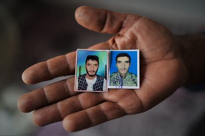 Taj Mohamed, de 53 años, muestra las dos fotos que tiene de recuerdo de uno de sus hijos, el policía Sadiqullah, de 28 años, que murió defendiendo Kandahar cuando el 13 de agosto de 2021 los talibanes conquistaron esta ciudad del sureste de Afganistán. 