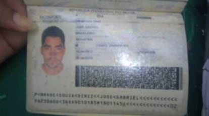 Passaporte de Gabriel Diniz encontrado no local.