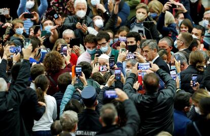 Una multitud de fieles toman fotografías del papa Francisco durante la audiencia general semanal en el Vaticano.