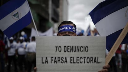 Protesto em San José (Costa Rica) contra a eleição na Nicarágua que manteve Daniel Ortega no poder após prisão de opositores.