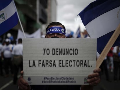 Nicaraguenses participam de uma manifestação contra as eleições presidenciais de seu país, no domingo, em San José, na Costa Rica.