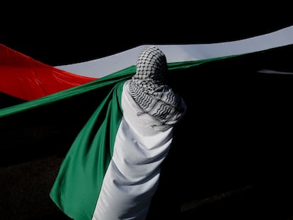 Un manifestante carga la bandera de Palestina durante una protesta en Ciudad de México, el 25 de febrero de 2024.