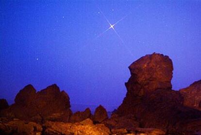 El planeta rojo, visto esta noche desde la playa californiana de Corona del Mar.