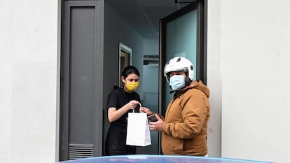 Un repartidor recoge un pedido en una de las llamadas cocinas fantasmas del madrileño barrio de Tetuán.