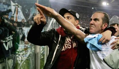 Di Canio saluda a los aficionados del Lazio con el brazo derecho levantado en 2005