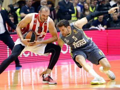 Rudy y Simonovic pugnan por el balón.