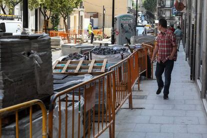 Material apilado y vallas de obra ayer en la calle de Augusto Figueroa.