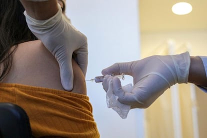 Fotografía cedida por el Gobierno de São Paulo (Brasil) que muestra la aplicación de una vacuna contra el nuevo coronavirus desarrollada por el laboratorio chino Sinovac, este lunes.