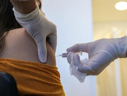 Una mujer recibe una vacuna de prueba contra el coronavirus.