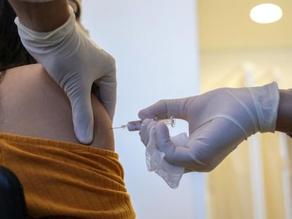 Fotografia cedida pelo Governo de São Paulo mostra a aplicação, no dia 20, de uma vacina contra o novo coronavírus desenvolvida pelo
laboratório chinês Sinovac.