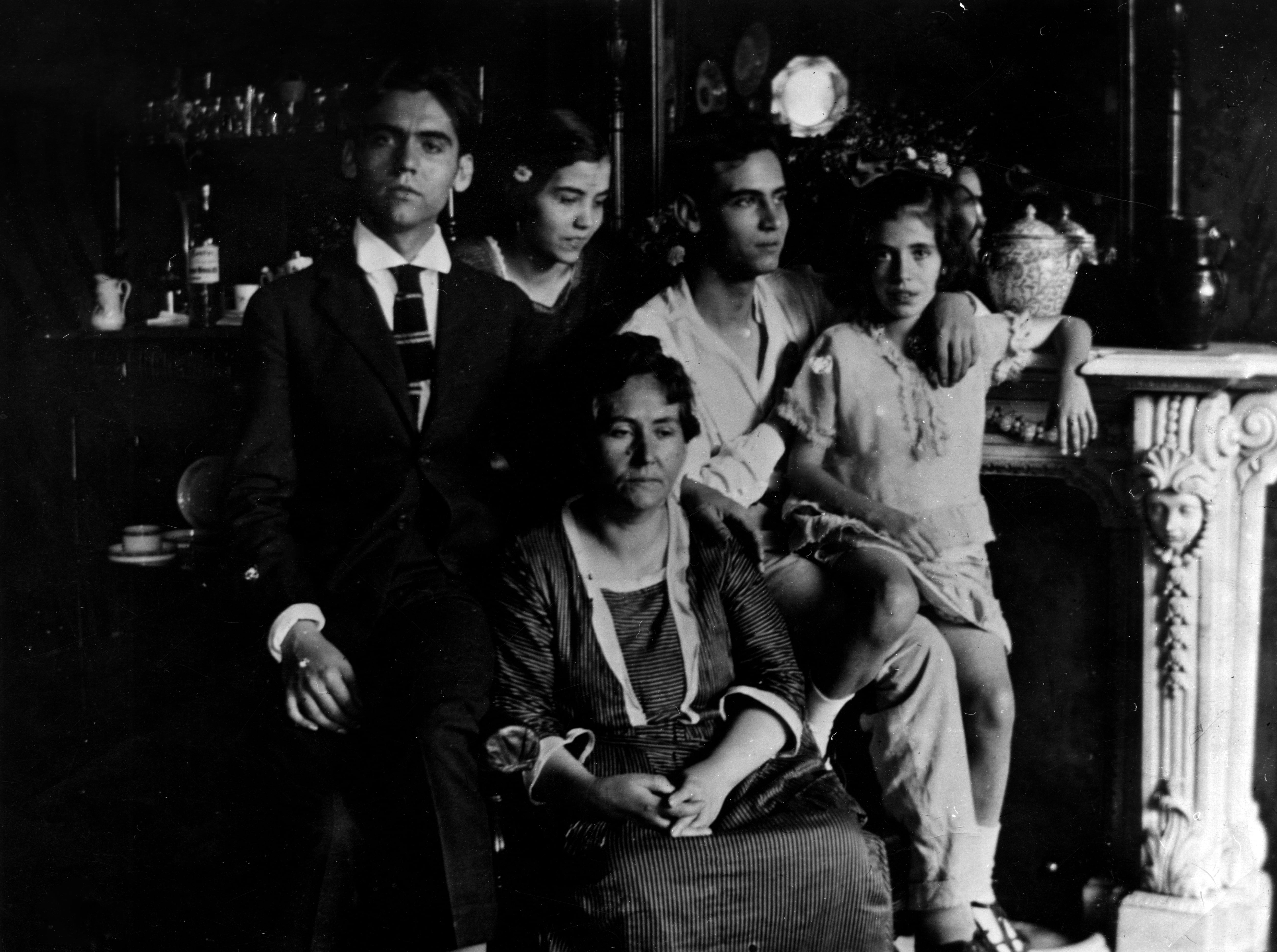 El poeta Federico García Lorca junto a sus hermanos y su madre en 1919. 