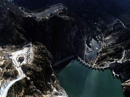Embalse de Aldeadávila, en el río Duero a su paso por la provincia de Salamanca, junto a la frontera con Portugal.