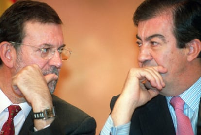 Rajoy y Álvarez-Cascos, en 2002, cuando ambos formaban parte del Gobierno de Aznar.