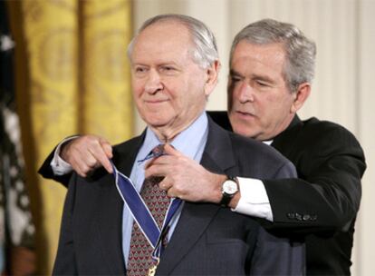 El columnista estadounidense William Safire recibe una condecoración de manos del ex presidente George W. Bush el 15 de diciembre de 2006.