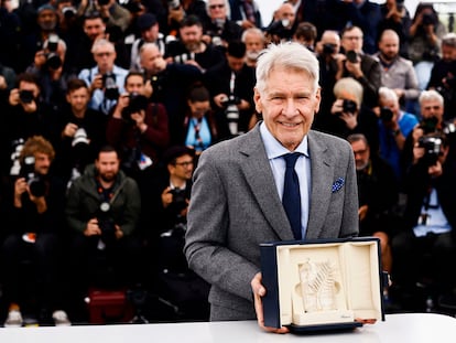 Harrison Ford posa este viernes con la Palma de Oro honorífica en el festival de Cannes.