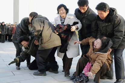 Un grupo manifiesta su dolor por la muerte del líder norcoreano, ayer en Pyongyang.