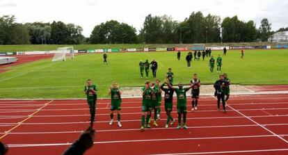 Los jugadores del Dalkurd FF celebran una victoria.