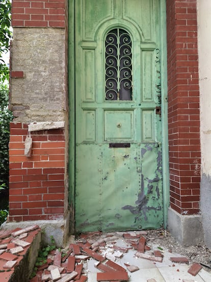 Una de las dos entradas a la casa de Vicente Aleixandre, Velintonia, en una imagen tomada en abril.