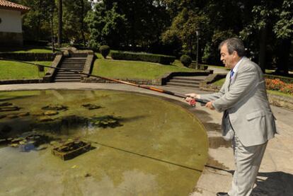 Francisco Álvarez-Cascos, pescando votos para el Foro Asturias en el parque San Francisco, de Oviedo.