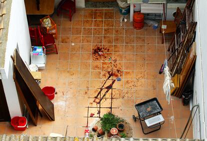 Patio interior de la vivienda de Valencia en la que fue apuñalada mortalmente una mujer el martes.