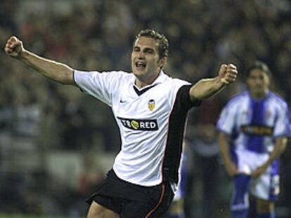Rubén Baraja celebra uno de sus dos goles de la remontada del Valencia.