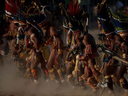 Grupo de índios durante jogos indígenas em Cuiabá.