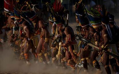 Grupo de índios durante jogos indígenas em Cuiabá.