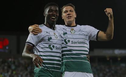 Djaniny y Furch, en un partido con Santos.