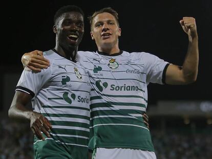 Djaniny y Furch, en un partido con Santos. 