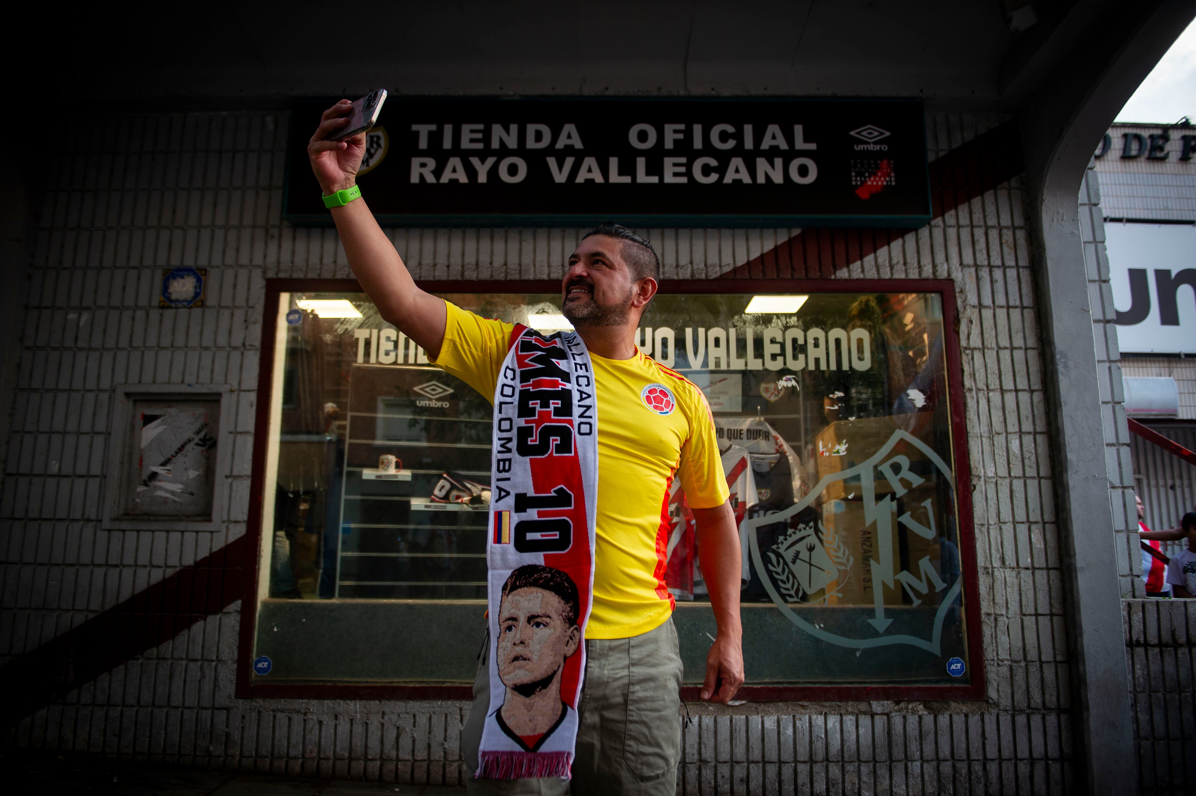 Un aficionado colombiano posa con la bufanda de James Rodríguez en las inmediaciones del estadio del Rayo Vallecano.