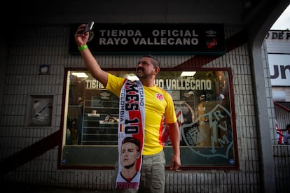 Un aficionado colombiano posa con la bufanda de James Rodríguez en las inmediaciones del estadio del Rayo Vallecano.