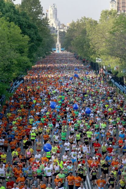 Corredores del Maratón de Madrid a su paso por el paseo de la Castellana.