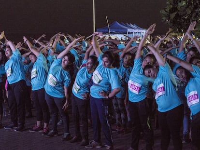 Un grupo de corredoras realiza una serie de estiramientos antes de comenzar la maratón del pasado 8 de marzo en Bombay.