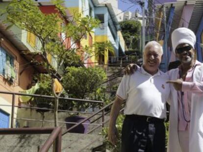 Garc&iacute;a-Margallo y Carlinhos Brown, en el barrio de Candeal.