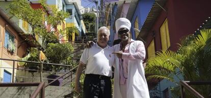 Garc&iacute;a-Margallo y Carlinhos Brown, en el barrio de Candeal.