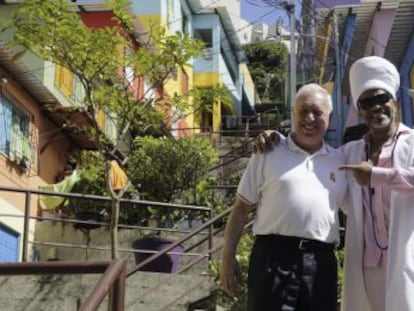 Garc&iacute;a-Margallo y Carlinhos Brown, en el barrio de Candeal.