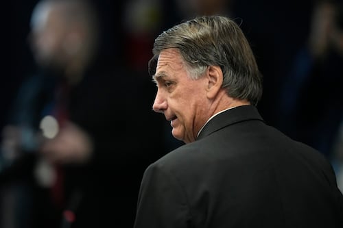 La justicia de Brasil coloca una tobillera electrónica a Bolsonaro ante el riesgo de fuga